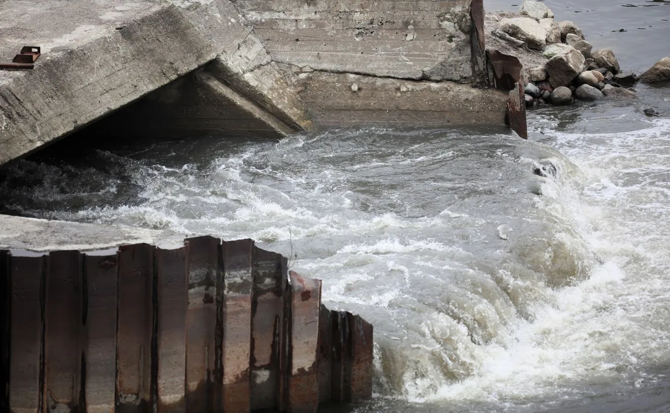 W Warszawie wlewa się do Wisły brązowa, cuchnąca ciecz. Nieczystości dotarły też w okolice Płocka