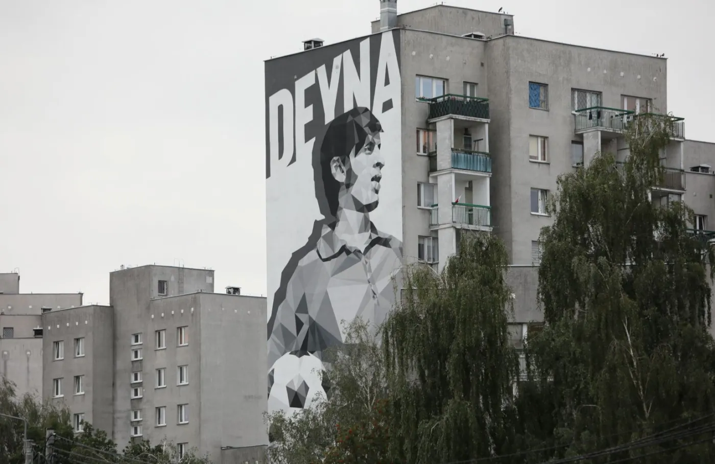 Kazimierz Deyna ma mural w stolicy. Zobacz, jak powstawało dzieło [WIDEO]