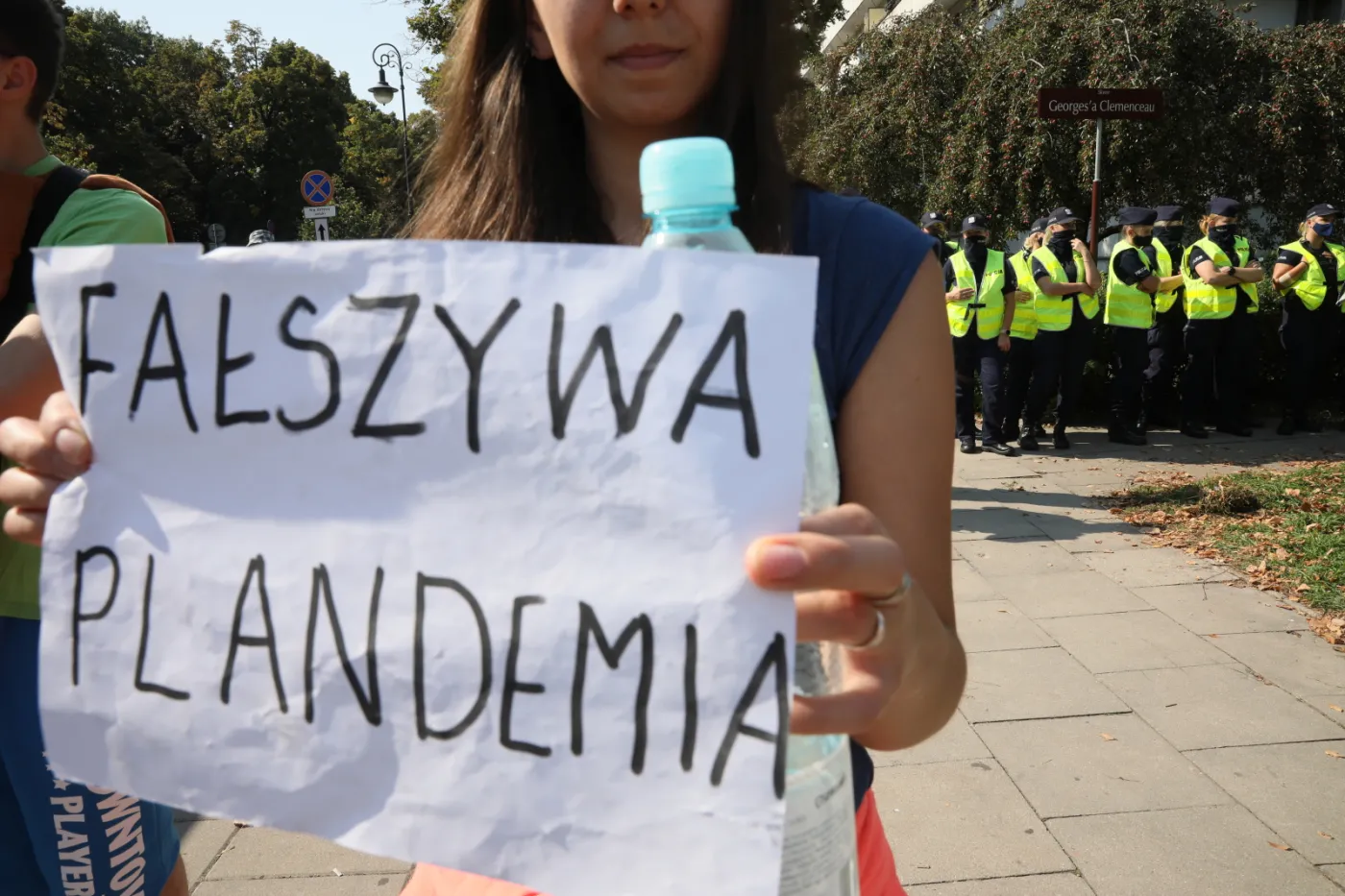 "Maseczki to tresura" i "WHO - samo zło". Ulicami Warszawy przeszedł marsz "Zakończyć pandemię!"