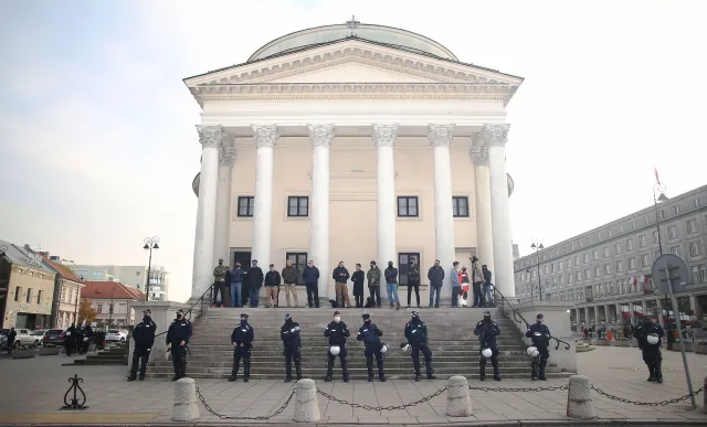 Polsat: Stołeczni policjanci chronią całą dobę kościołów i mieszkań posłów PiS