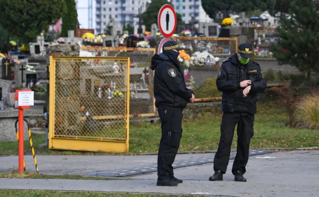 Cmentarze zamknięte na Wszystkich Świętych. "Rozgoryczenie i rozżalenie są naturalne"
