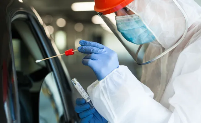 Polacy nie boją się testu na COVID-19, lecz diagnozy i ograniczeń