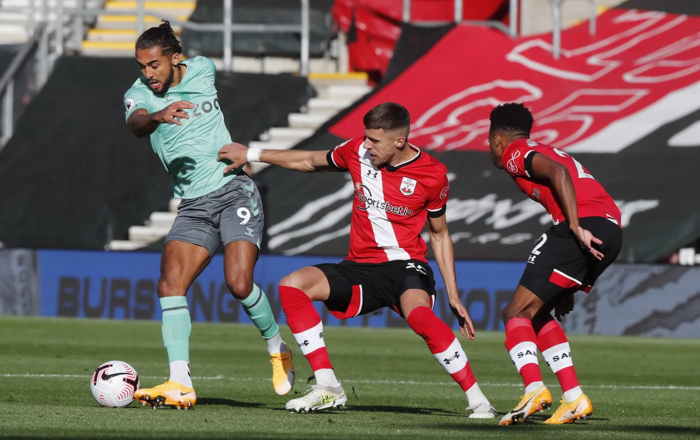 Jan Bednarek i Dominic Calvert-Lewin