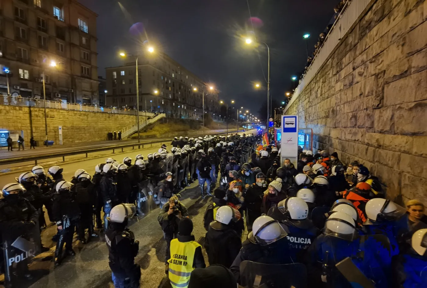 Strajk Kobiet w Warszawie. Policja pokazuje FILM z zajścia z udziałem Marty Lempart