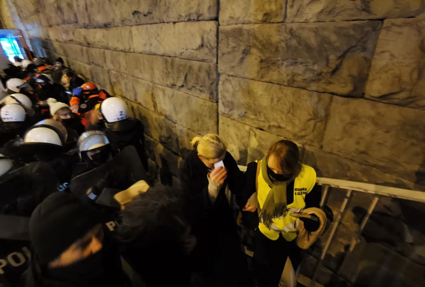 Posłanka Nowacka spryskana gazem przez policję. Ekspert: Interwencja przesadnie brutalna