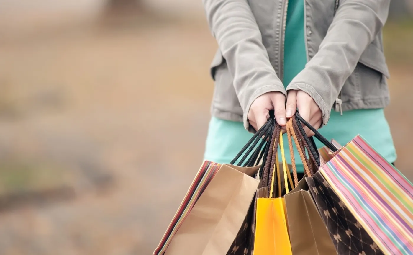 Jak nosić świąteczne zakupy, żeby nie rozbolał kręgosłup?