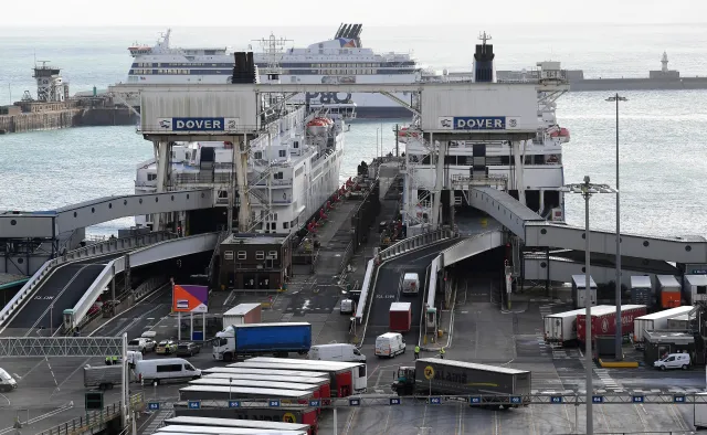 Premier: Polscy medycy polecieli pomóc testować kierowców w Wielkiej Brytanii