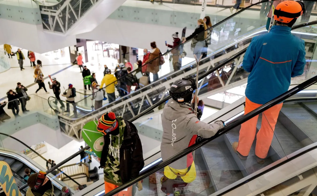 Protest narciarzy w galerii handlowej. Żądają otwarcia stoków [ZDJĘCIA]