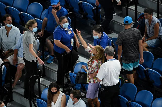 Kobieta wyrzucona z trybun na Australian Open. Pokazała Nadalowi środkowy palec