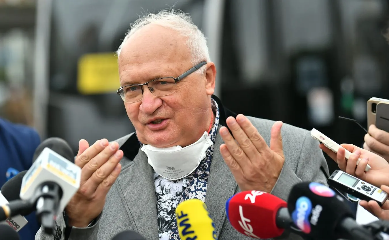 Prof. Simon przyznał, że grożono mu śmiercią