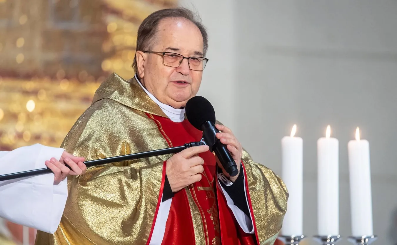 O. Rydzyk narzeka na limity w kościołach. Jest reakcja wiceministra