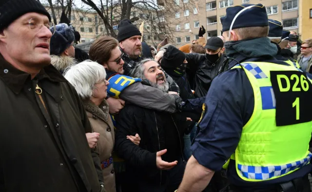 Nielegalna demonstracja koronasceptyków  w Szwecji. Musiała interweniować policja