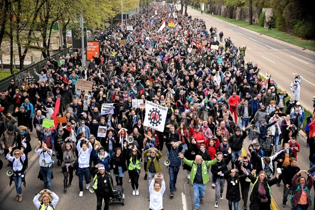 Protest tysięcy koronasceptyków w Stuttgarcie
