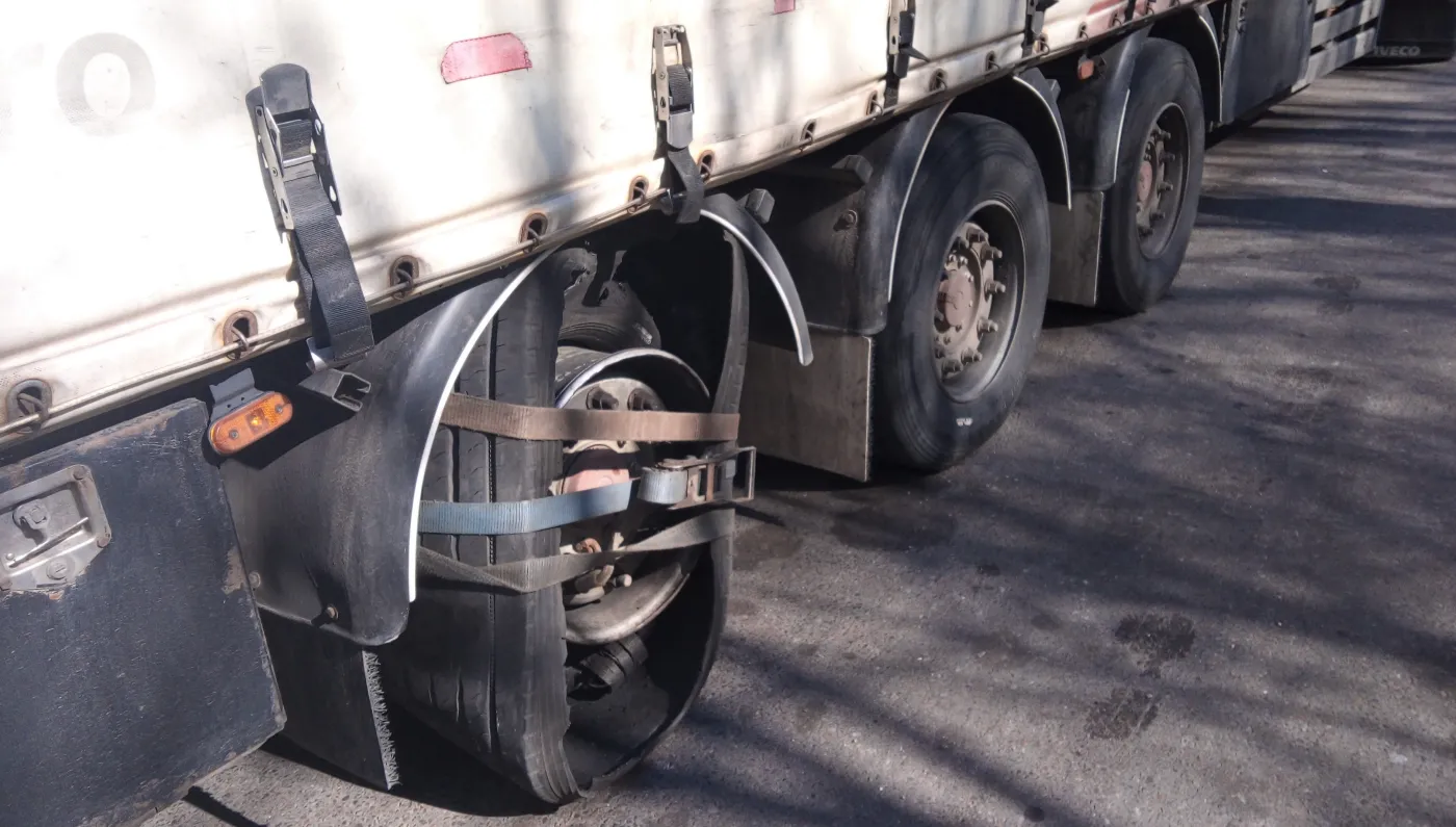 kolo-naprawione-pasami-transportowymi-37128767.jpg