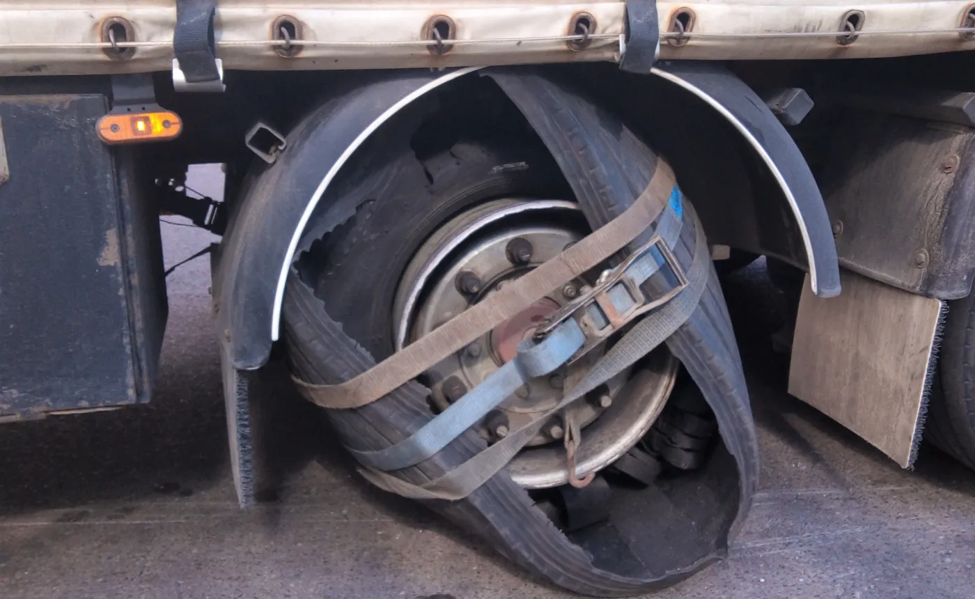 Jak naprawić koło w samochodzie? Ten kierowca zaszokował inspektorów