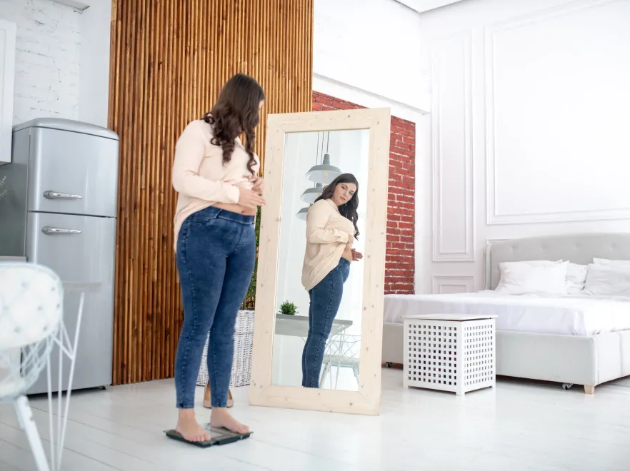 Nie trzeba chudnąć, by dobrze wyglądać: TE fasony ubrań maskują niedoskonałości figury