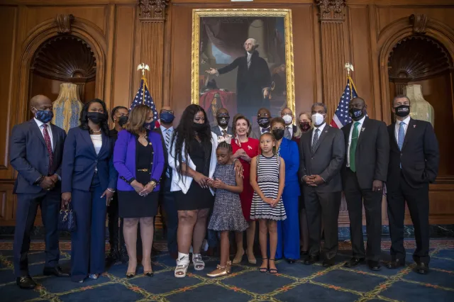Pierwsza rocznica śmierci George'a Floyda. Biden przyjął jego rodzinę w Białym Domu