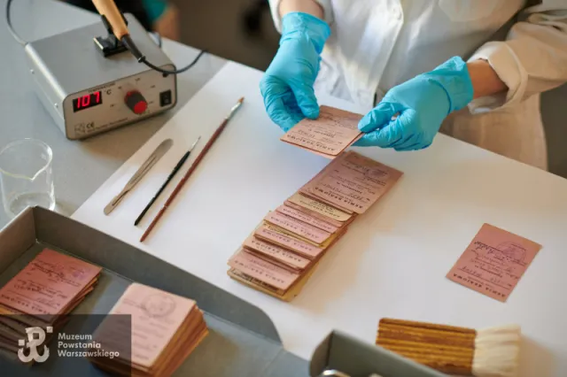 Kilkaset powstańczych legitymacji trafiło do Muzeum Powstania Warszawskiego [ZDJĘCIA]