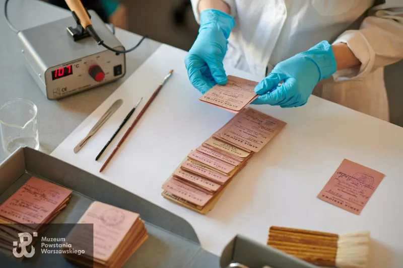 Kilkaset powstańczych legitymacji trafiło do Muzeum Powstania Warszawskiego [ZDJĘCIA]