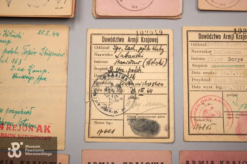 legitymacje-powstancow-warszawskich-37179615.jpeg