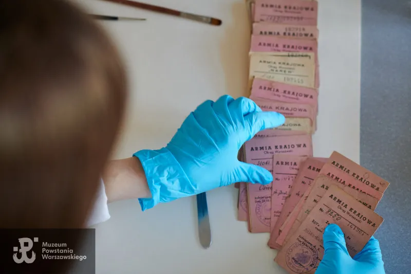 legitymacje-powstancow-warszawskich-37179610.jpeg