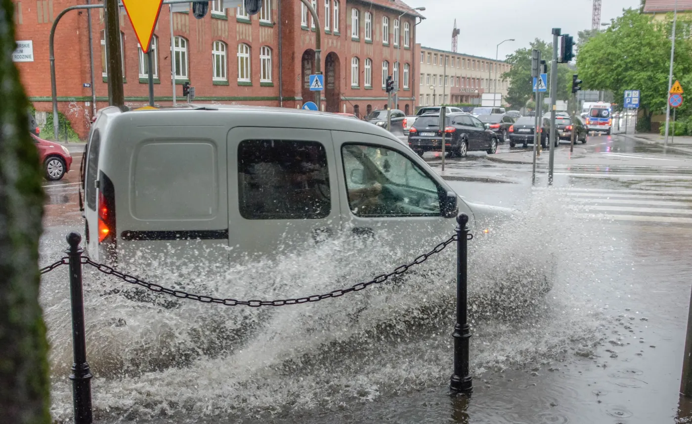 IMGW ostrzega przed silnym deszczem i burzami [PROGNOZA POGODY]