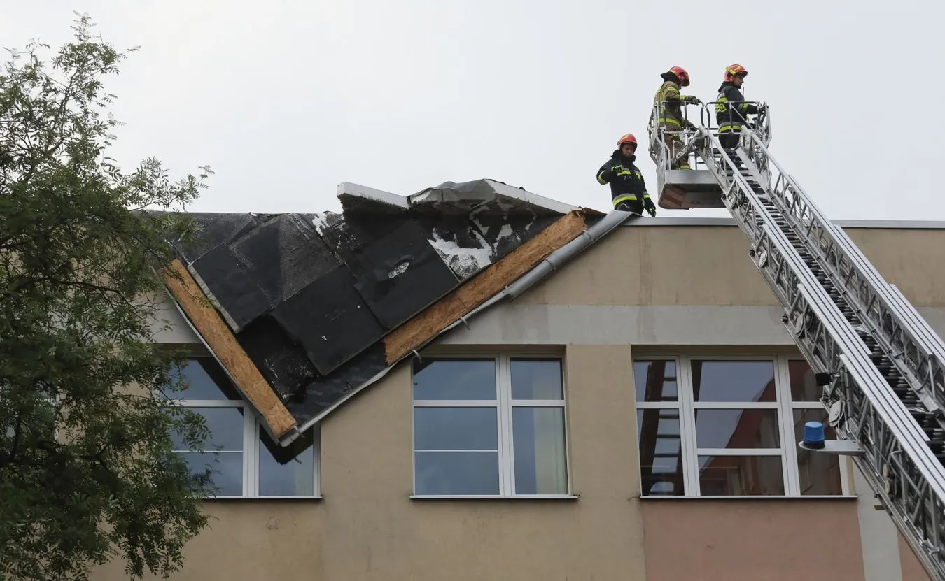 Burza nad Warszawą. Połamane drzewa, uszkodzone samochody. Zobacz ZDJĘCIA