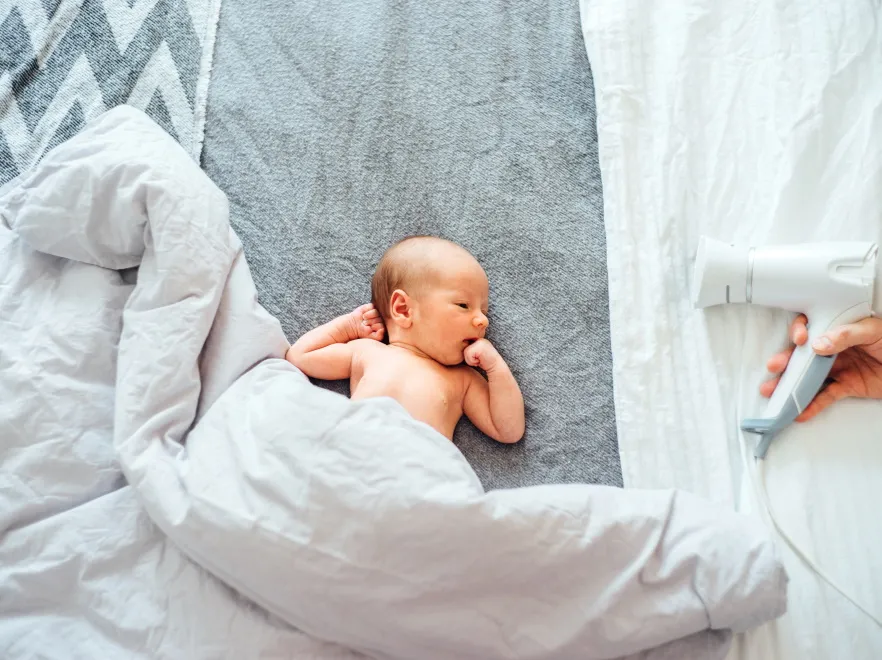 Ciemne strony białego szumu: Jak bezpiecznie usypiać dziecko za pomocą jednostajnego dźwięku?