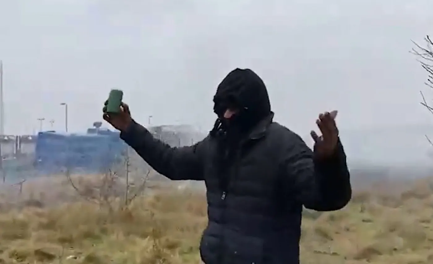 Atak na granicy. Migranci rzucają kamieniami, żołnierze odpowiadają gazem