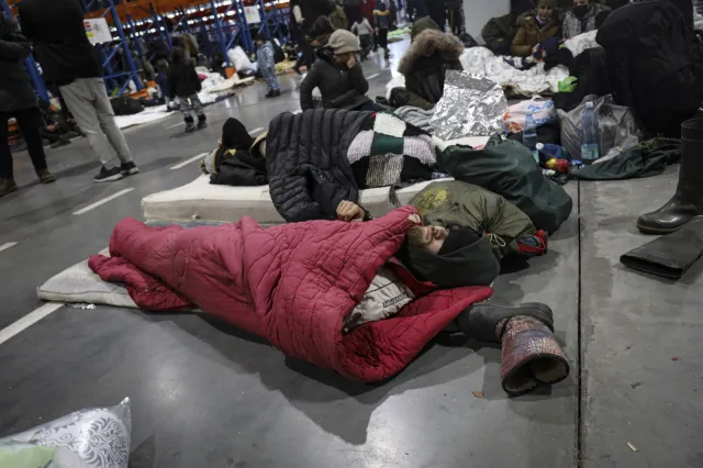 Już nie nocują w obozowisku. Białoruska straż graniczna: Migranci przemieścili się dobrowolnie