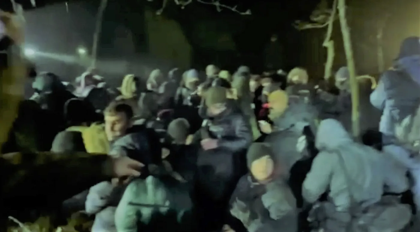 Przez kryzys na granicy opozycja znalazła się między młotem a kowadłem [FELIETON]