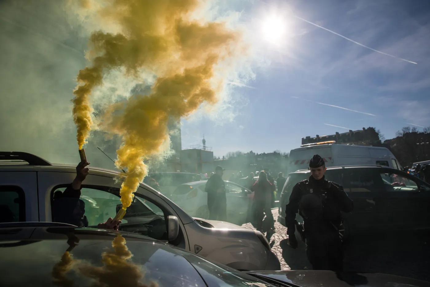 Policja kontro protestujący w Paryżu