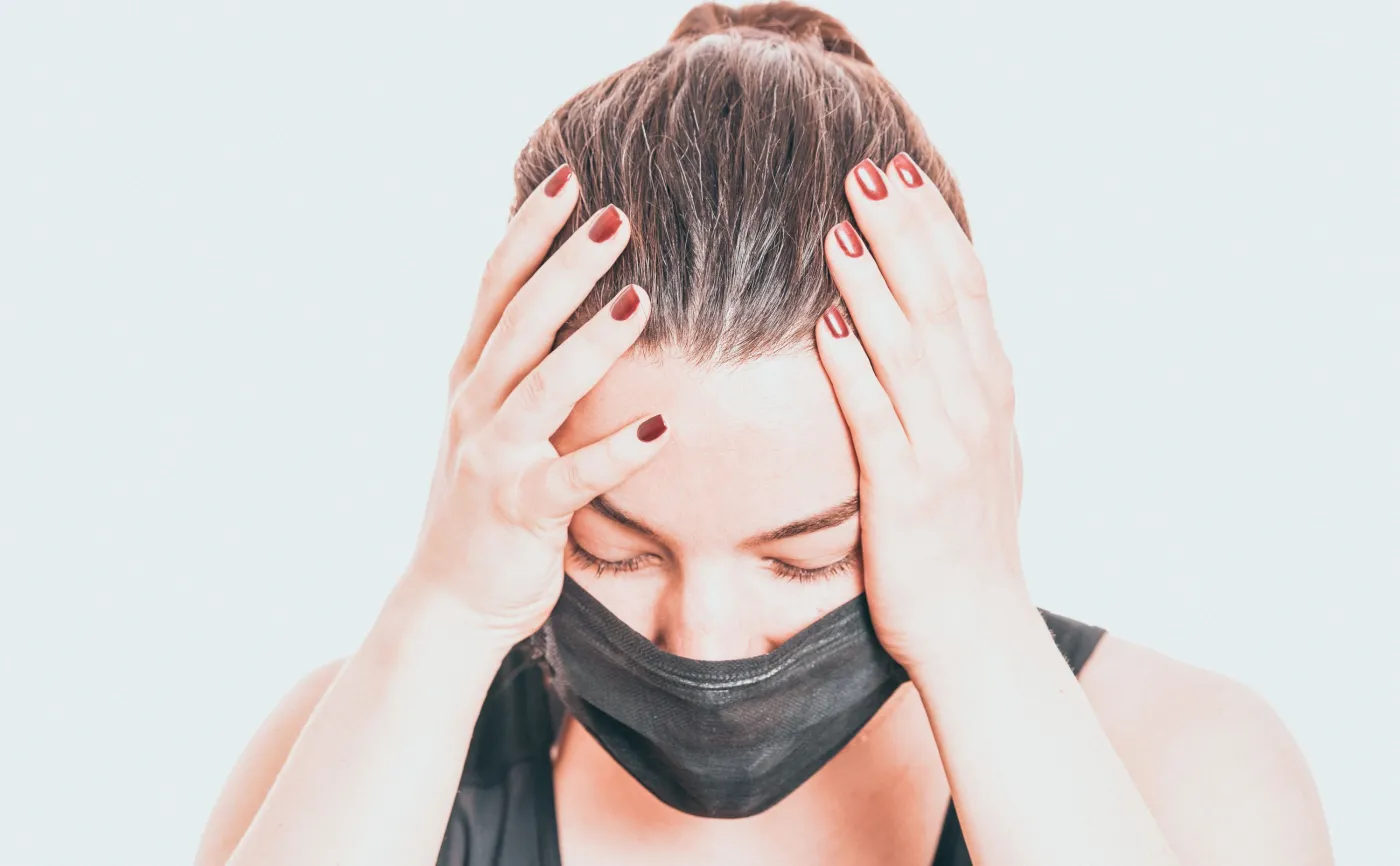 Kobieta w maseczce, pandemia COVID-19