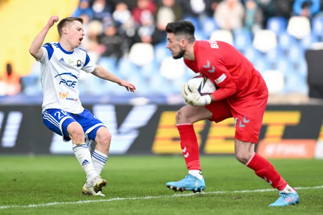 Bielica bohaterem, Tomasiewicz zmarnował pierwszą "11" w Ekstraklasie [WIDEO]