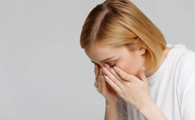 Uczucie piasku pod powiekami po nieprzespanej nocy: Jak sobie z tym radzić?