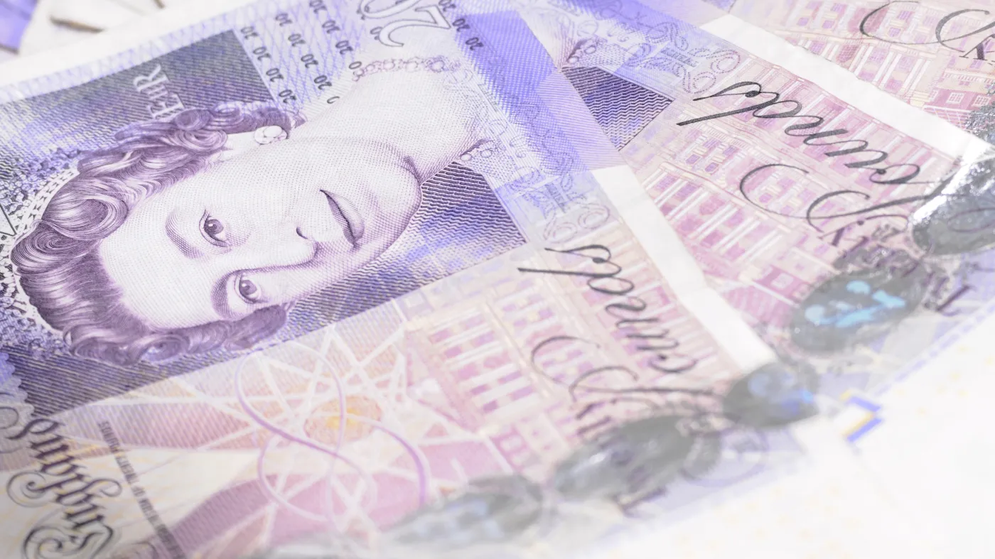 Funt mocno traci po rekordowej podwyżce stóp waluty