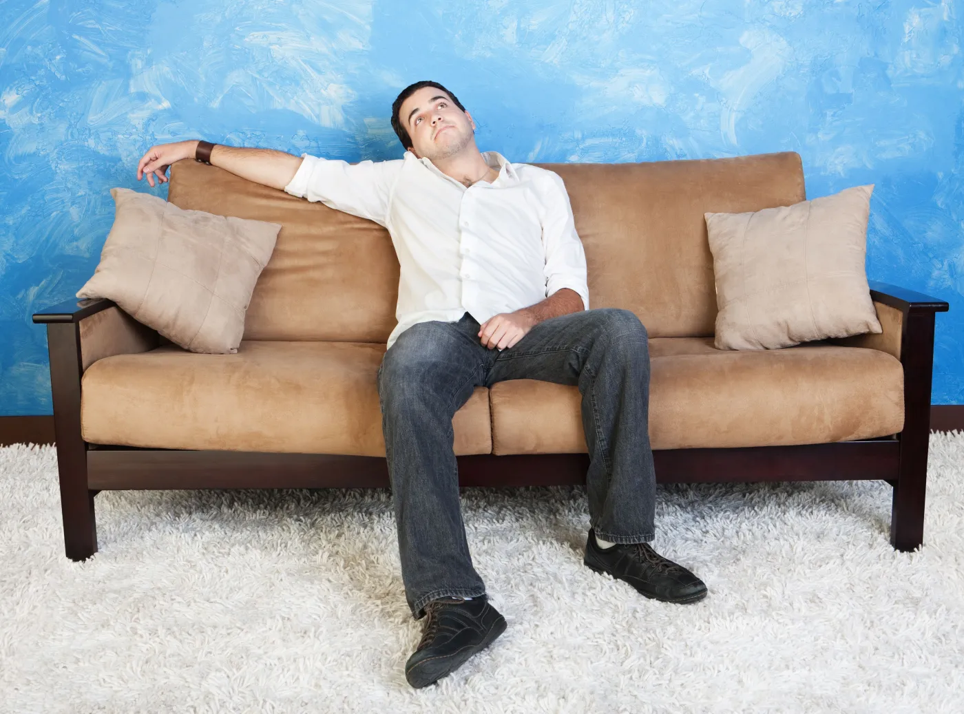 mężczyzna siedzi na kanapie odpoczynek relaks lenistwo