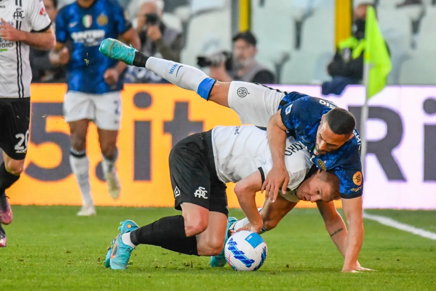 Kuriozalna sytuacja z kolczykiem w meczu Serie A [WIDEO]