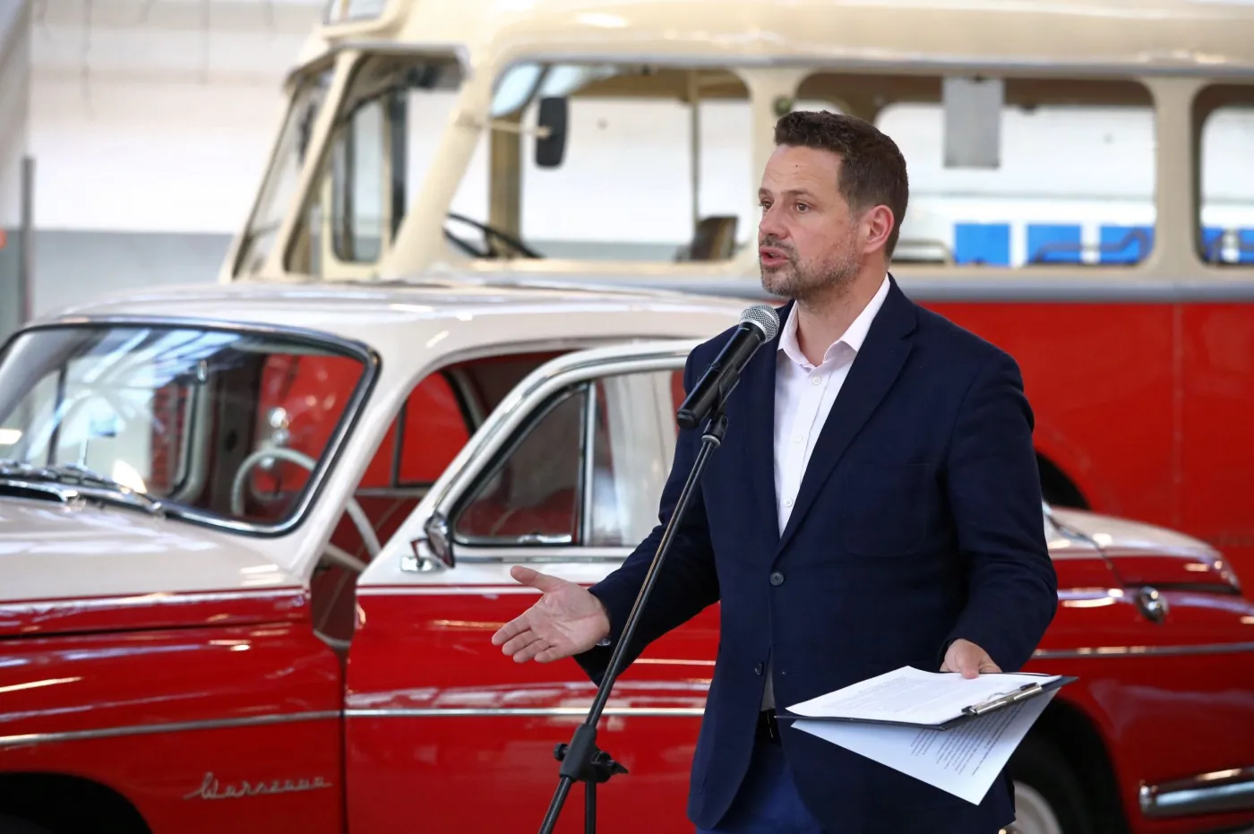 Wiceprezydenci zarabiają więcej niż Trzaskowski. DANE z warszawskiego ratusza