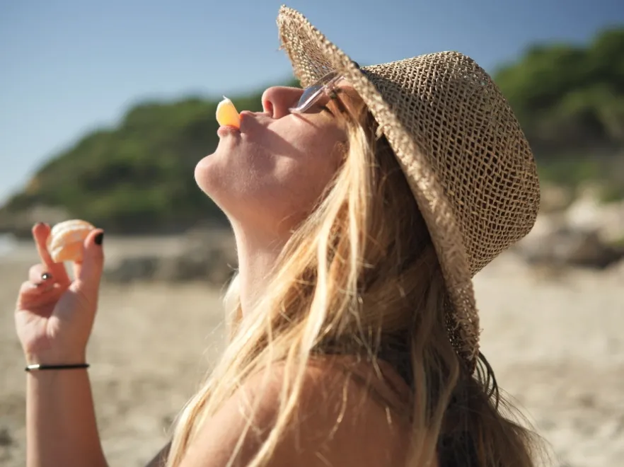 Nie chcesz nabawić się latem przebarwień? Uważaj na połączenie cytrusów ze... słońcem!