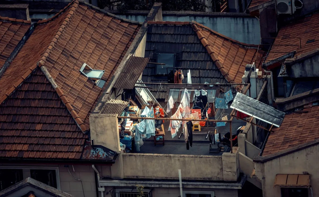 Nietypowy przypadek zakażenia SARS-CoV-2. Masowe badania i odwołane loty