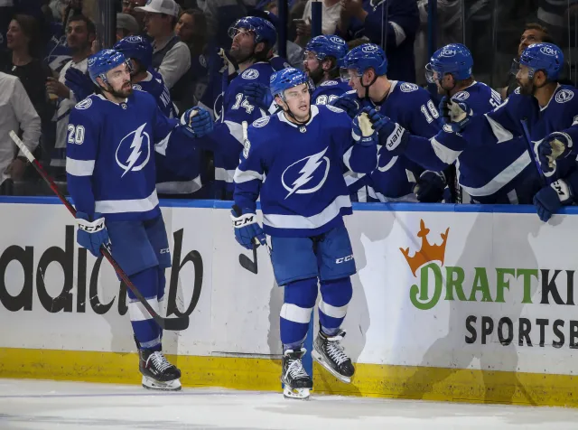 NHL. Lightning bliżej finału po dramatycznej końcówce [WIDEO]