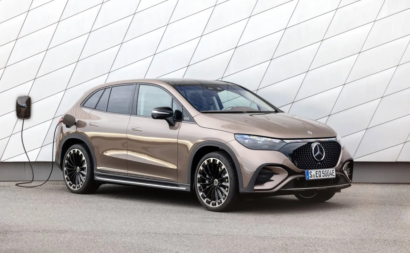 18-mercedes-benz-eqe-suv-2024-1600-01-37591924.jpg