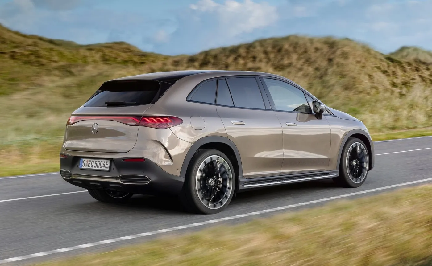 18-mercedes-benz-eqe-suv-2024-1600-16-37591964.jpg