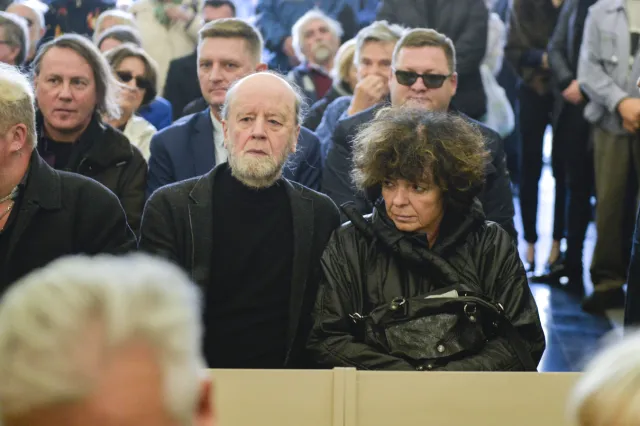 Internautka krytykuje Grocholę za udział w pogrzebie Urbana. Jak tłumaczyła się pisarka?