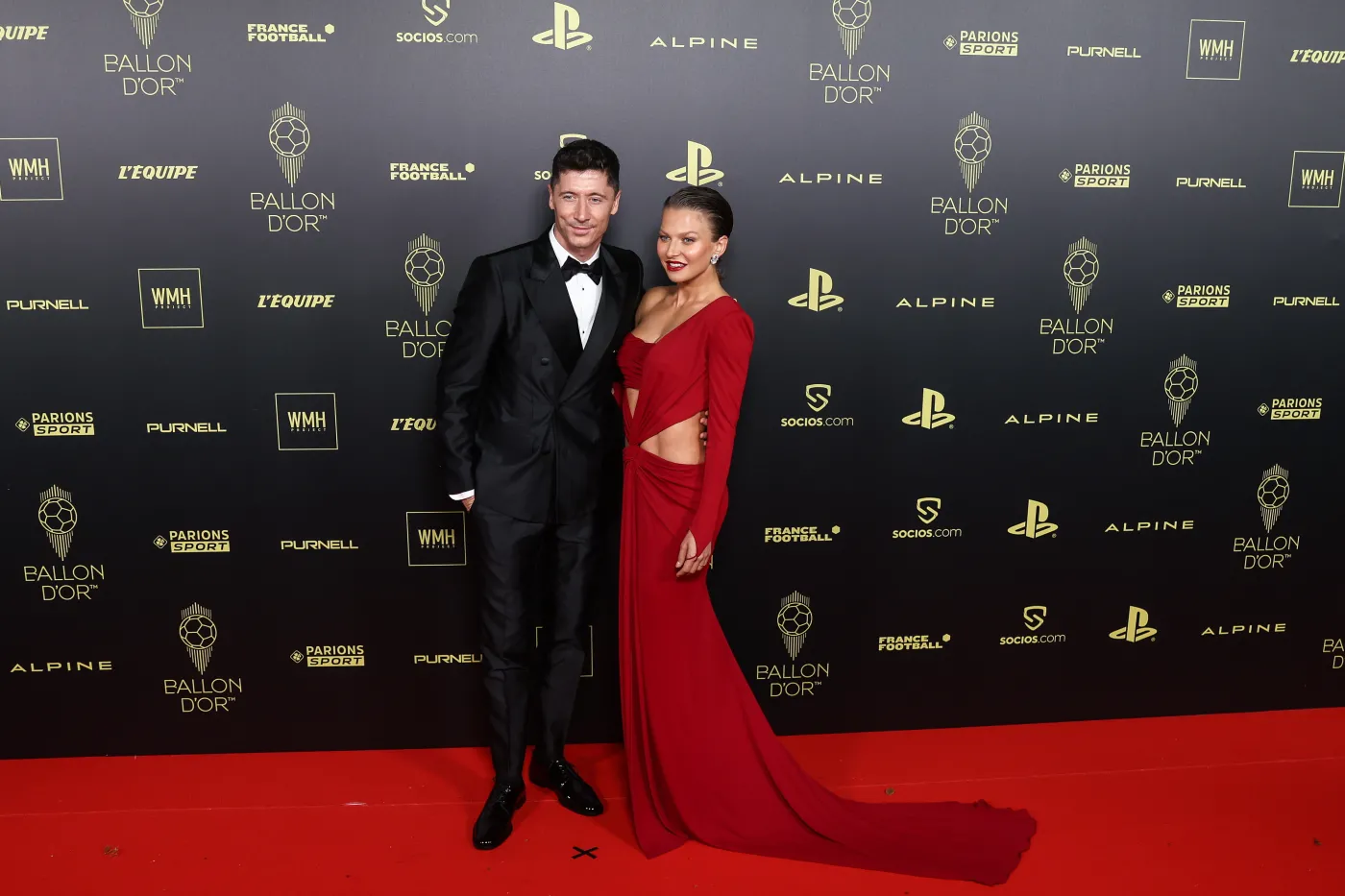 Anna Lewandowska jak milion dolarów. Partnerki piłkarzy błyszczały na gali Złotej Piłki [FOTO]
