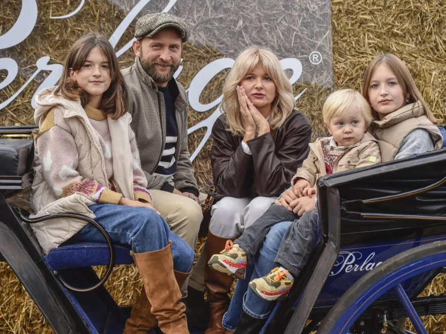 Szczęśliwy patchowork: Borys Szyc i Justyna Nagłowska z dziećmi na Hubertusie 2022. FOTO