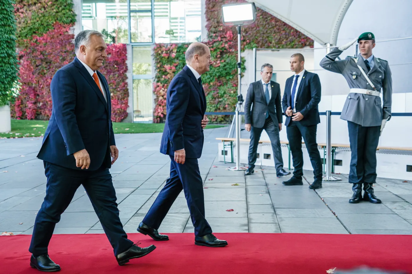 viktor-orban-i-olaf-scholz-w-berlinie-37588244.jpg