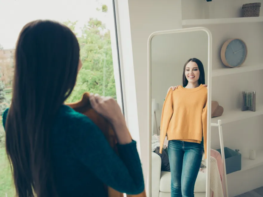 Nie rób z siebie śnieżnego potwora! Proste sposoby na to, by dobrze wyglądać w swetrach