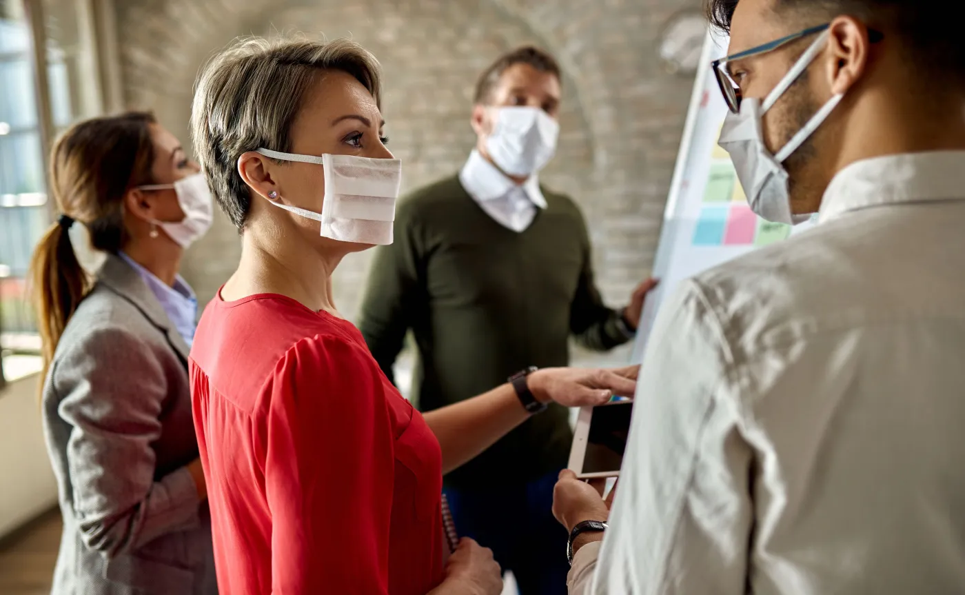 Gdy masz maskę, gorzej rozpoznajesz twarze zarówno w maseczce, jak i bez niej